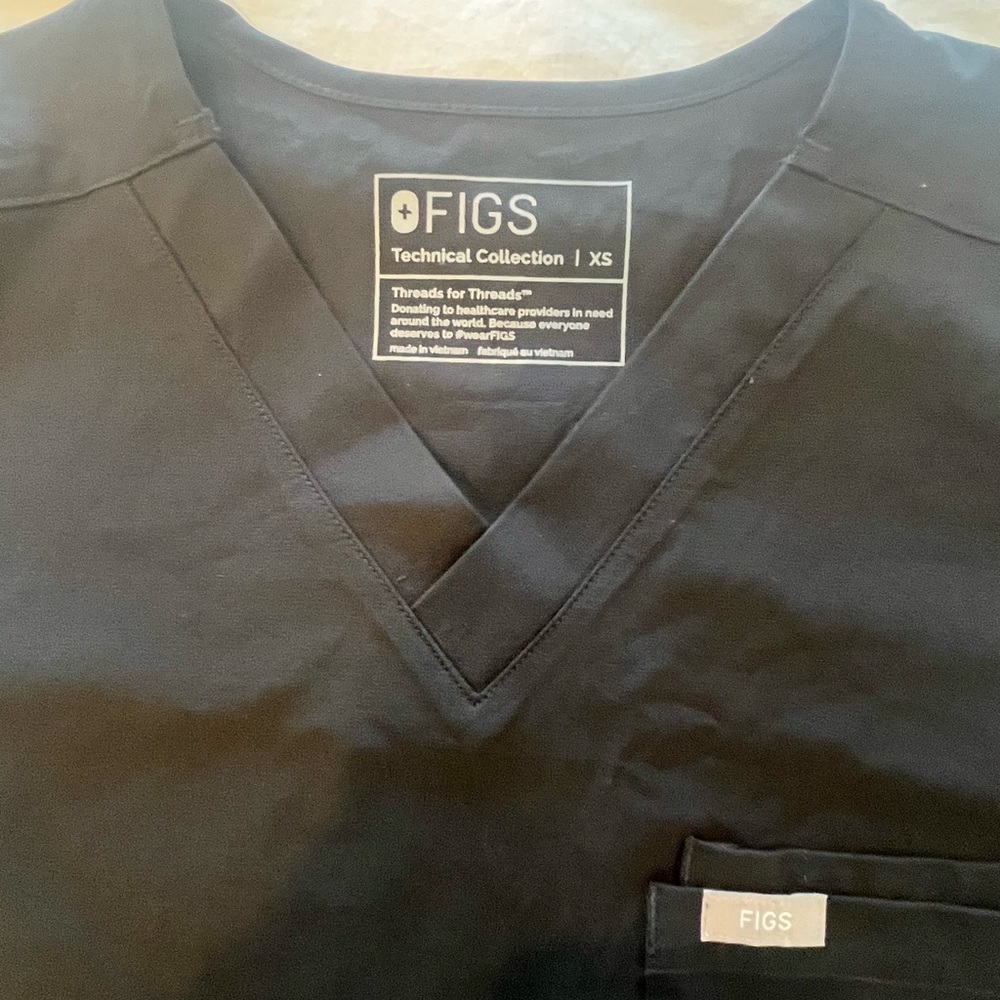Figs Men's Black V-Neck Technical Shirt
